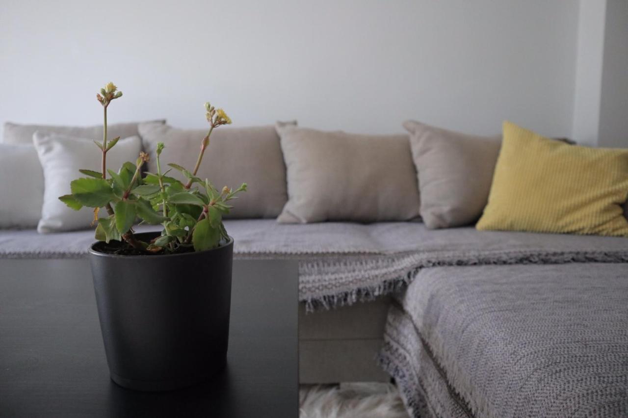 Black & Yellow Apartment At City Center Ioannina Buitenkant foto